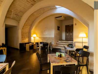 ...mostra un pavimento pi� moderno, formato da pannelli neri quadrati. Questa � la zona dove era ospitata la mensa delle sorelle...